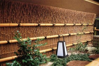 つくばいのバックに作られた低い竹垣
