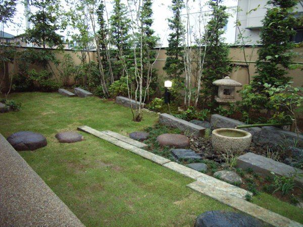 切り石を多く使用しモダンな雰囲気の庭。飛石の配列などに気を配り、実用も兼ね備えています。