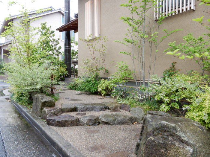 自然石を用いた階段。アプローチの仕上げは桜川砂利の洗い出し